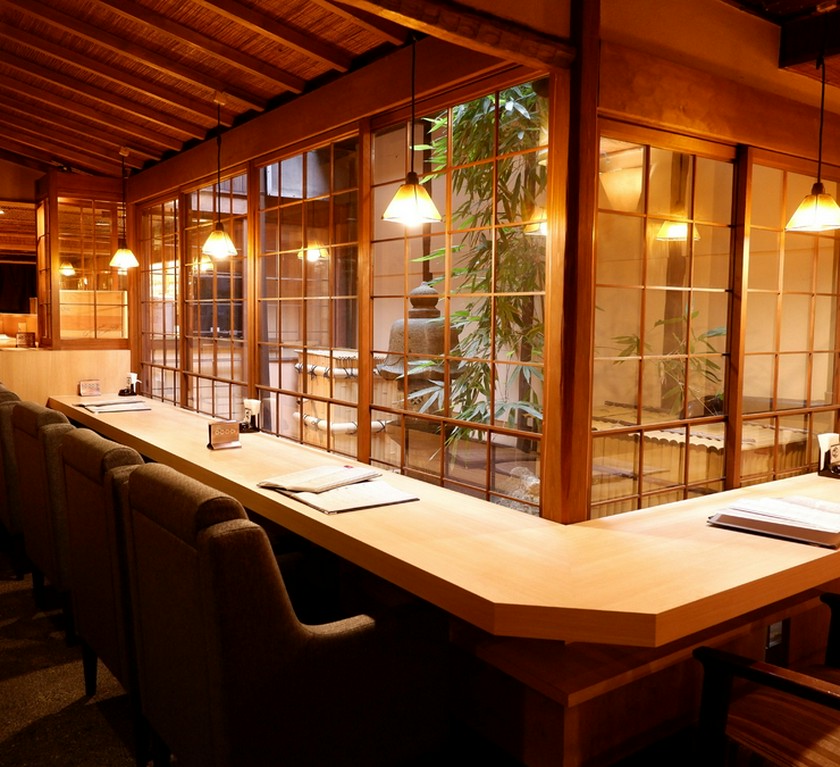 坪庭の見えるカウンター席