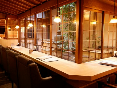 坪庭の見えるカウンター席