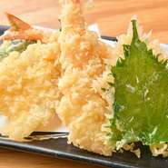 囲炉端の天ぷらは「うまい」。是非ご賞味ください。天ぷらの他にも紅しょうがのかき揚げもおすすめ！
