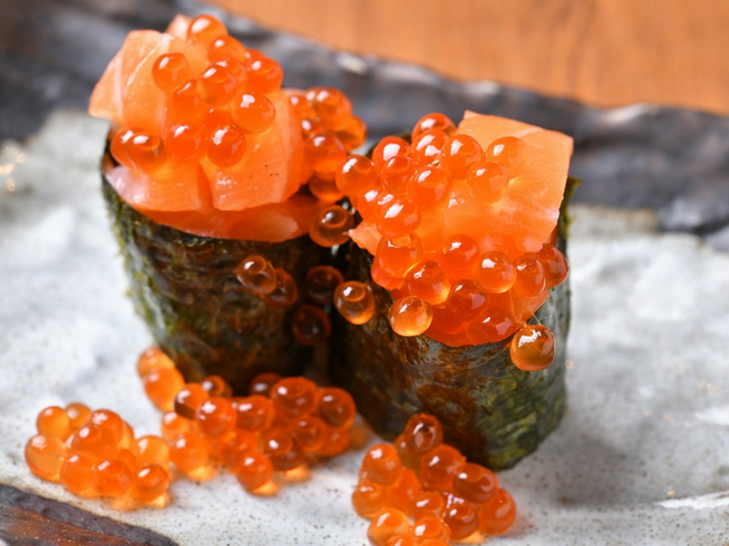 こぼれサーモンいくら軍艦　親子