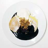 ふわふわ食感のパンケーキにホットチョコレートをとろーり。
生地の卵の香りと風味を邪魔しないほどよい甘さがうれしいメニューです。
チョコレートと相性抜群の手作りグラノーラの食感がアクセントになる一品です。