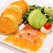 こってりと思われがちな素材でも軽くてほんのり甘みを感じる全粒粉のパンケーキと相性ばっちり。
クリームチーズとサーモンの程よいしょっぱさがアボカドによってマイルドな味わいに。