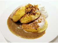 香り高い紅茶ミルクパンケーキのこだわりは茶葉から煮詰めて作る濃厚な紅茶ミルクソース。ソースに合うように、グラノーラにはドライフルーツやスパイスを加えています。ソースを絡めてお召し上がりください。