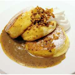 紅茶ミルクパンケーキ自家製グラノーラがけ