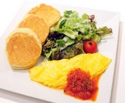 ふわふわとろとろの卵の濃厚な味わいを存分に堪能できるパンケーキです。全粒粉パンケーキのほのかな甘みを邪魔しないたまごのやさしい香り。さっぱりしたトマトソースを添えてとろける食感をお楽しみください。