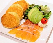 食欲をそそる肉厚ベーコンとふんわりほろほろのスクランブルエッグがよく合う一品。朝食の代表ともいえる幸せな組み合わせをふわふわのパンケーキと一緒にお召し上がりください。