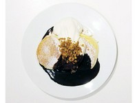 ふわふわ食感のパンケーキにホットチョコレートをとろーり。生地の卵の香りと風味を邪魔しないほどよい甘さがうれしいメニューです。チョコレートと相性抜群の手作りグラノーラの食感がアクセントになる一品です。