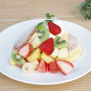 ふわふわのパンケーキに色とりどりのフルーツが盛りだくさんのパンケーキです。
フルーツの甘酸っぱさとホイップクリームの優しい甘さが嬉しい一皿。
ボリューム溢れるジューシーなフルーツをご堪能ください。