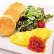 ふわふわとろとろの卵の濃厚な味わいを存分に堪能できるパンケーキです。全粒粉パンケーキのほのかな甘みを邪魔しないたまごのやさしい香り。さっぱりしたトマトソースを添えてとろける食感をお楽しみください。