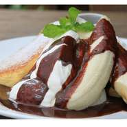 パンケーキそのものの味わいやバナナの味を引き立たせる為にチョコレートは厳選されたビターチョコレートを使用。まるごと1本のバナナとホイップの絶妙なコンビネーション。みんなに愛される人気の一皿です。