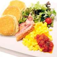 食欲をそそる肉厚ベーコンとふんわりほろほろのスクランブルエッグがよく合う一品。朝食の代表ともいえる幸せな組み合わせをふわふわのパンケーキと一緒にお召し上がりください。