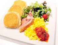 食欲をそそる肉厚ベーコンとふんわりほろほろのスクランブルエッグがよく合う一品。朝食の代表ともいえる幸せな組み合わせをふわふわのパンケーキと一緒にお召し上がりください。