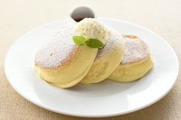 マヌカハニーと発酵バターを使用したホイップバターが濃厚なパンケーキの風味をさらに引きたてる自慢の一品です。ほろ苦いカラメルソースとバターをたっぷり絡めてお召し上がりください。