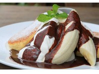 パンケーキそのものの味わいやバナナの味を引き立たせる為にチョコレートは厳選されたビターチョコレートを使用。まるごと1本のバナナとホイップの絶妙なコンビネーション。みんなに愛される人気の一皿です。