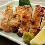 《おすすめ》
鮮度抜群の大山鶏を皮はパリパリに中はしっとりジューシーに炉端で焼き上げました。
レモンを絞ってゆず胡椒と一緒にどうぞ！