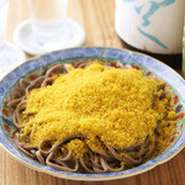 《おすすめ》
信州より取り寄せた粗引き蕎麦に長崎のからすみをふんだんに載せた贅沢な逸品です。日本酒に良く合います。

◆からすみ蕎麦ご注文のお客様限定！
からすみご飯　0円
