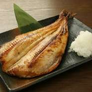 《おすすめ》
脂がのっていて鮮度も良いものを素早く一夜干しにしました。
小骨が少なく身がふわふわ柔らかく醤油をはじく驚異の脂のり！