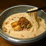 炭火で香り高く焼き上げた鶏肉を、濃厚な卵でやさしくとじた逸品。
親子丼の具材だけを味わう贅沢な一皿は、酒肴としても締めの一品としてもお楽しみいただけます。