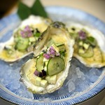 夏野菜をたっぷり使用した山形名物「だし」に、濃厚な旨味の牡蠣を合わせた涼味あふれる逸品。
めかぶととろろの優しい粘りが全体をまとめ喉越し爽やかに召し上がれます。
※写真は3個盛りのイメージです。