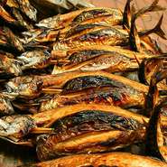 産直鮮魚や厳選した野菜を炉端で焼き上げます。
なんと言っても名物は【浜焼き鯖】。
ふっくら焼いた脂の乗った鯖をぜひお召し上がりください！