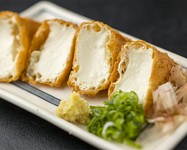 オーダーが通ってから豆腐を切って揚げるという店長のこだわりです。
揚げたてなので外はサクっと中はプルンと熱々です★
薬味の生姜とネギとのバランスも最高です♪