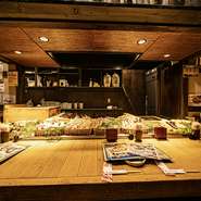 食材がずらりと並んだ焼き場で、焼き立ての炉端焼きを提供いたします。