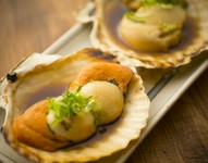 ジューシーでボリューム満点の活ホタテ！秘伝のバター醤油タレでお召し上がりください。