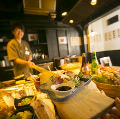 焼き師が櫂(かい)を使って料理をお届け！