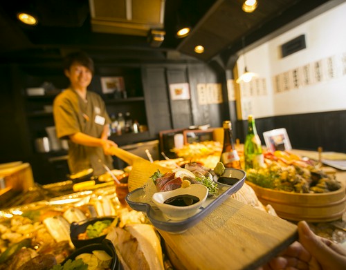 焼き師が櫂(かい)を使って料理をお届け！