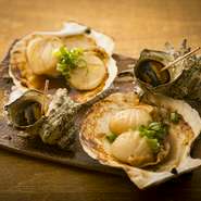 毎日宮城や北海道から届けられる新鮮なホタテ貝。活きたままのホタテ貝を丁寧に焼き上げています。じっくり焼くことで身がふっくらプリプリの食感になり、食欲をそそる芳ばしい香りがたまりません。
