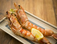 丸ごと一尾豪快に焼き上げます！塩のみのシンプル調理で海老の甘みが引き立ちます♪