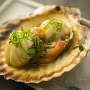 力丸名物の『活ホタテバター焼』は絶対に食べていただだきたい一品！！その日入荷した新鮮な肉厚のホタテはじっくり丁寧に焼き上げることで、身はふっくらプリップリに！噛めば噛むほど中から旨味が溢れだします！