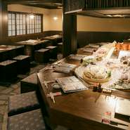 焼き場を囲むカウンター席は臨場感抜群の特等席！ご友人やカップルで♪もちろんお一人様も大歓迎です！