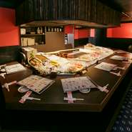 目の前にずらりと並んだ新鮮食材！焼き場を囲むように配置されたカウンター席は臨場感抜群の特等席です♪

