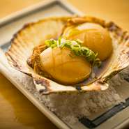 力丸名物の『活ホタテバター焼』は絶対に食べていただだきたい一品！！その日入荷した新鮮な肉厚のホタテはじっくり丁寧に焼き上げることで、身はふっくらプリップリに！噛めば噛むほど中から旨味が溢れだします！