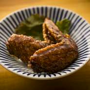 外はカリッと中はジューシー！
揚げた手羽先を秘伝のタレで絡めてます！
やみつきになること間違いなし！！