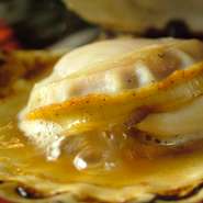 活ホタテバター焼は絶対に食べて欲しい一品！
 身はふっくらプリプリ♪ 噛めば噛むほど旨味が溢れ出す！