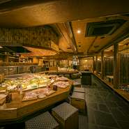 新鮮な食材を目の前で豪快かつ丁寧に焼き上げ、櫂（かい）でご提供！昔懐かしの炉端スタイル！楽しい雰囲気でお食事していただけます★素材が焼き上がるのを眺めつつお食事を楽しむことが出来るカウンター席も人気です♪また、当店は加工品を含め、中国産食材は一切使用しておりません。安心してお召し上がりください！