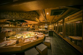 目の前で焼き上げる炉端カウンター！