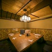 こだわりの個室席。囲炉裏が演出する風情は当店自慢です！8名～13名様程度の中規模宴会には最適です！ 