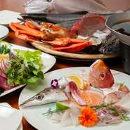 舞鶴湾近海で取れた魚貝類をしゃぶしゃぶでお召し上がりください。スープは舞鶴名産天然野原乾わかめと魚貝類のアラを使いシンプルに仕上げました。季節の野菜と魚貝類のエキスの最高のテイストをお楽しみください