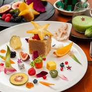 舞鶴近郊で収穫された季節野菜を生かして甘味付けしました。舞鶴抹茶のガレットブルトンヌで四方を組み立て、マスカルポーネのムースと野菜・トロピカルフルーツで飾宝石箱を開けるような楽しいスイーツをどうぞ
