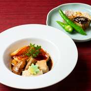 旬の食材を使用し、シンプルでありながらも奥深さを感じて頂ける煮物、焼物、お椀。特に焼物は素材本来の味が楽しめる絶妙な火入れに拘っています。※すべてコース一例のため値段は御座いません。