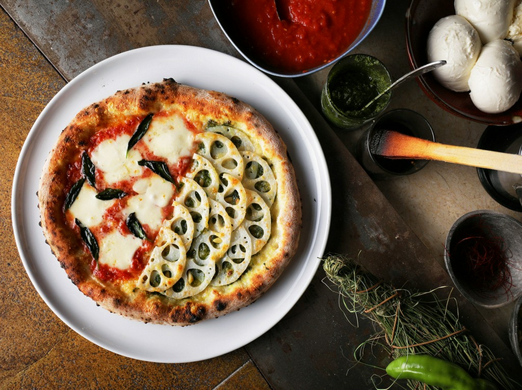 オーダー必至の人気メニュー。薪釜で焼き上げる『ピザ』