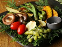 四季折々、旬の野菜を堪能できる『窯焼き野菜の盛り合わせ』