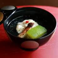 日本料理の醍醐味である、出汁そのものの味をお楽しみください。夏の旬である鱧の綺麗な白と、冬瓜の鮮やかな緑、梅の赤で見た目も美しく、季節を感じられる一品です。