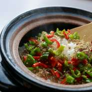 日本料理のしめはやっぱりご飯。こだわりの土鍋ごはんは季節によって旬の食材を味わえます。夏は万願寺唐辛子の甘みと、じゃこ山椒の香りが広がるほかほかの土鍋ご飯を。
