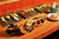 野菜のポタージュ、季節の前菜2種、本日の串揚げ2串、生野菜盛り合せ、本日の串揚げ10串、〆のデザート
※デザートは、アイス又は揚げパンからお選びいただけます。