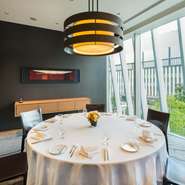 大きな窓から景色をお楽しみいただける、開放感とプライベート感を兼ね備えた上質なお部屋です。
ビジネス、ご接待（会食）はもちろん、ご家族・ご友人とのパーティにも。