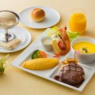 幅広いジャンルの料理をご用意。柔らかな自然光が降り注ぐ開放的な空間で、水庭を眺めながら、くつろぎの時間をお楽しみください。